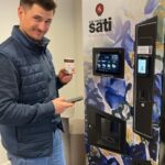 Fabio et une machine à café BIANCHI labélisée Vending VERTICALE